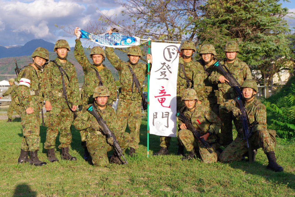 JGSDF_matsumoto's tweet image. #第13普通科連隊 第1・3中隊は配属された新隊員に対し、即戦力になれるよう合同で養成(習熟)訓練を行っています。…その名も、ドラゴンゲート(登竜門)🐉
各個戦闘訓練をはじめ、救急法や射撃など中隊の即戦力となれるよう訓練に励んでいます。
ガンバレ、新配置隊員！！
#新人教育 #ROOKIES
