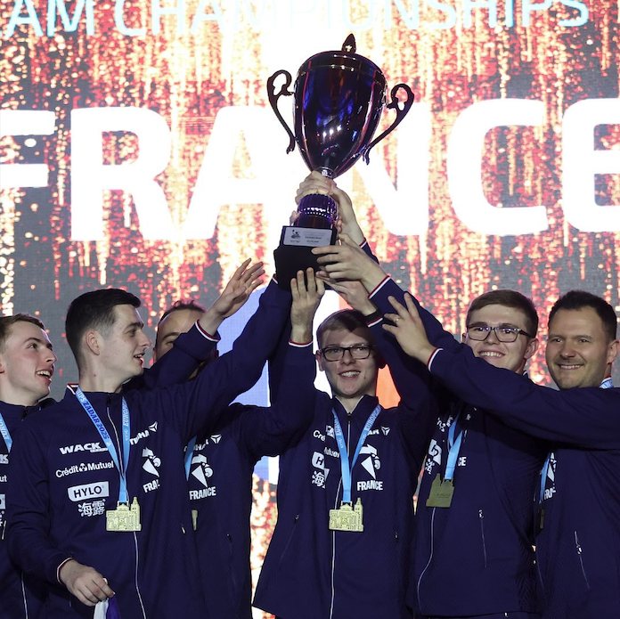 🇫🇷 Les Bleus sont champions d’Europe ! L’équipe de France de ping-pong a été sacrée championne en battant la Roumanie 3-0. Un véritable exploit, qui n’était pas arrivé depuis 27 ans. Le palmarès s’allonge pour les frères Lebrun. 👏🏓 (FFTT)