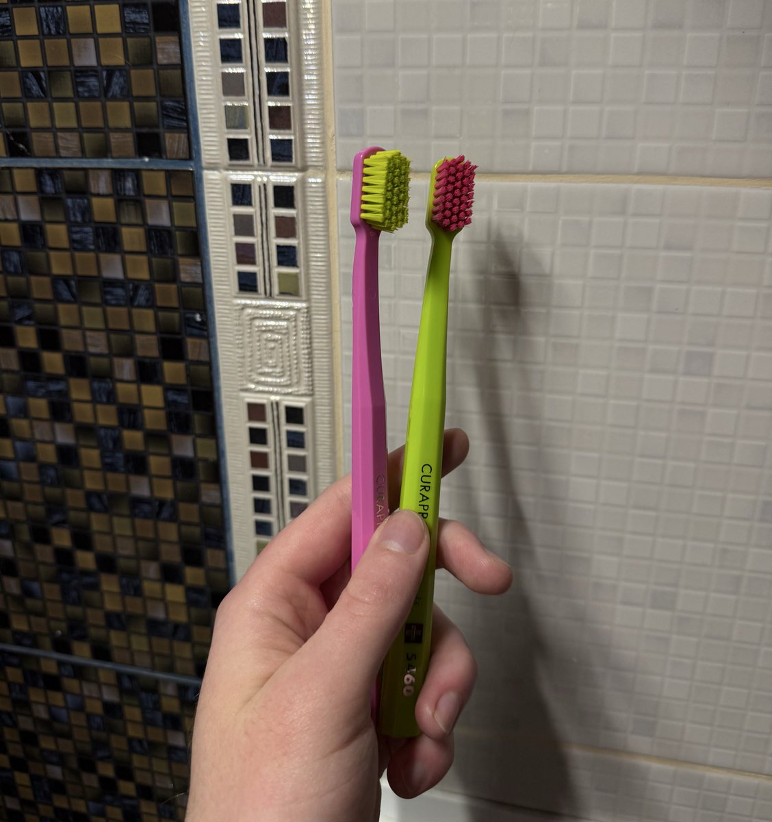 він - ооо, кют щітки, які доповнюють одна одну 
я - Wicked! Елфі &amp; Ґлінда 🩷💚