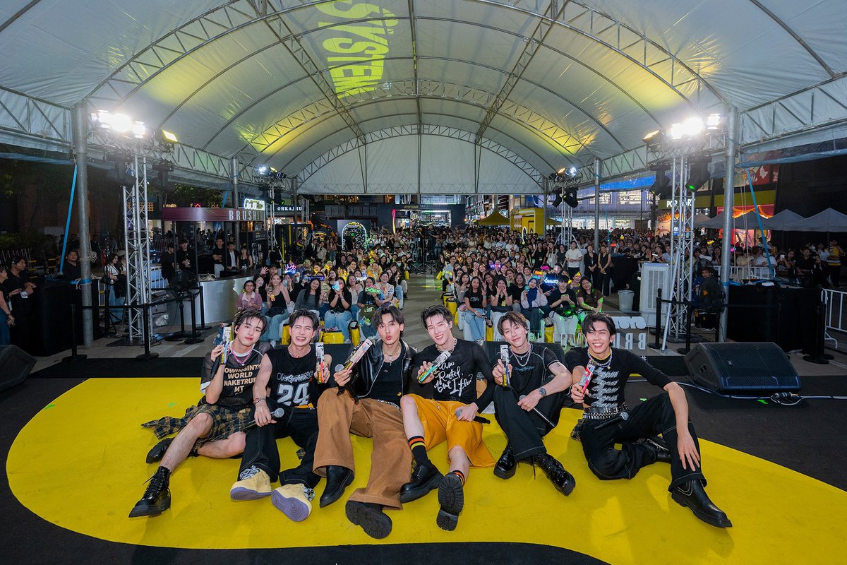ANiceEnt's tweet photo. SYSTEMA Brushvolution Day ปฏิวัติ “เปลี่ยนแปรง”
“ต่อ-ธนภพ” พร้อม “โบกี้ไลอ้อน” และ “PROXIE” ร่วมปลุกพลัง Gen S
#Thanapob_lee
#BOWKYLION #PROXIEth
#คนGenใหม่ต้องแปรงGenS
#Brushvolution
#SystemaThailand
🔗https://t.co/HWMRojeiaY https://t.co/5O0o0MN910