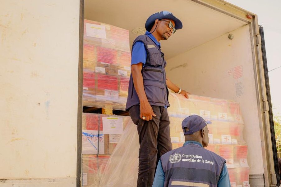 OMS_Mauritanie's tweet photo. 💊À Néma🇲🇷
L’OMS livre près de 4 tonnes de médicaments et produits de santé essentiels pour renforcer la prise en charge #PEC et la riposte face aux #épidémies de #diphtérie et de #FVR
Soutien à 20 structures de santé dans les 8 Moughataas du Hodh El Chargui
#UNCERF @OMS_Afrique https://t.co/xfyMEe63rn