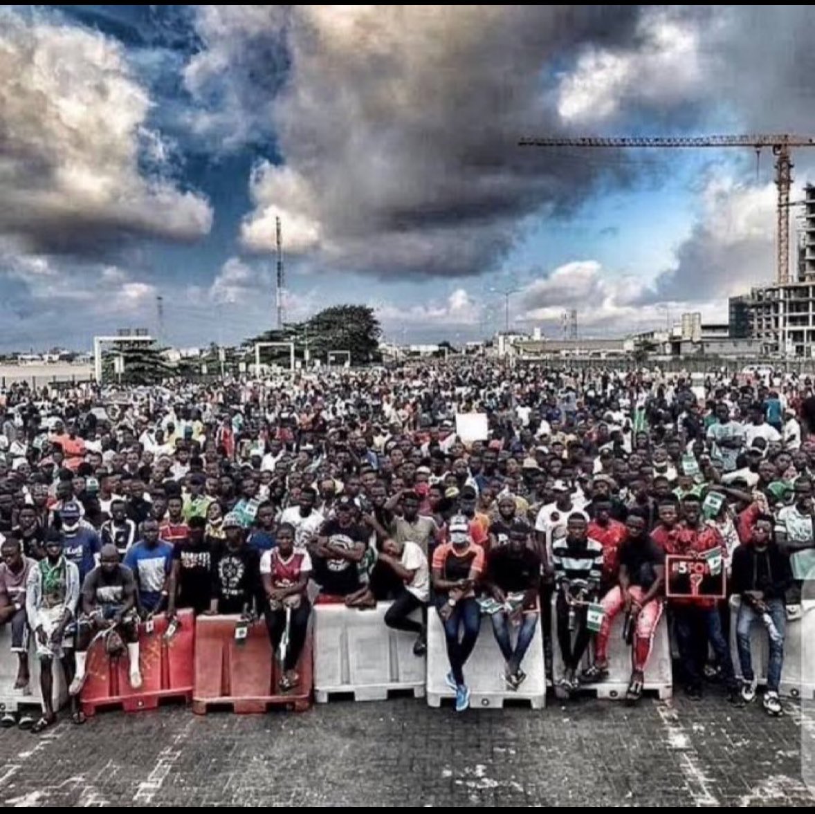 _BarnyO's tweet photo. Forever in our hearts 20th of October 🥹🇳🇬🕊️
#EndSARS #LekkiMassacre https://t.co/glzrD0VbSs