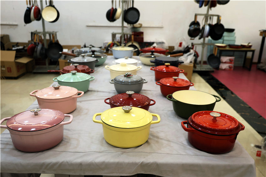 HenanPlus's tweet image. Is there always room for one more beautiful piece of #cookware in your kitchen?🍳
In Jia County, Pingdingshan — known as the &quot;Hometown of Chinese Cast Iron Cookware&quot; — every cast iron pot blends style with #function, offering quality that’s both affordable and eco-friendly.🛒