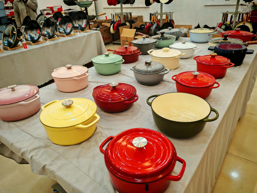 HenanPlus's tweet image. Is there always room for one more beautiful piece of #cookware in your kitchen?🍳
In Jia County, Pingdingshan — known as the &quot;Hometown of Chinese Cast Iron Cookware&quot; — every cast iron pot blends style with #function, offering quality that’s both affordable and eco-friendly.🛒