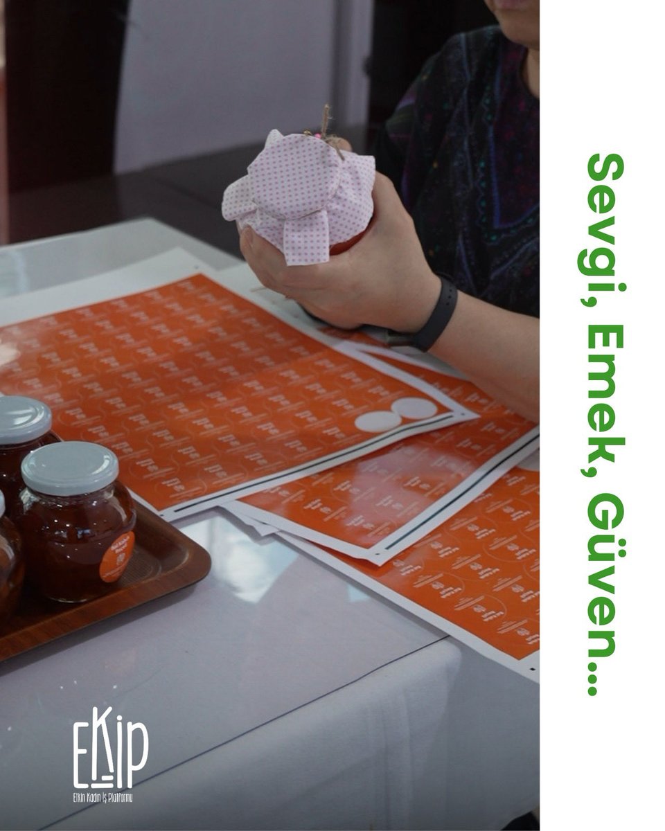 Ellerinde bir kavanoz, içinde sadece bir ürün değil;bir kadının emeği, özeni ve hayali var. 🌿
Ekip Platformu’nda her kavanoz;doğal malzemelerle, hijyenik koşullarda, sevgiyle hazırlanır.Kadınların birlikte ürettiği bu tatlar, hem sofranızı hem dayanışmayı besler.