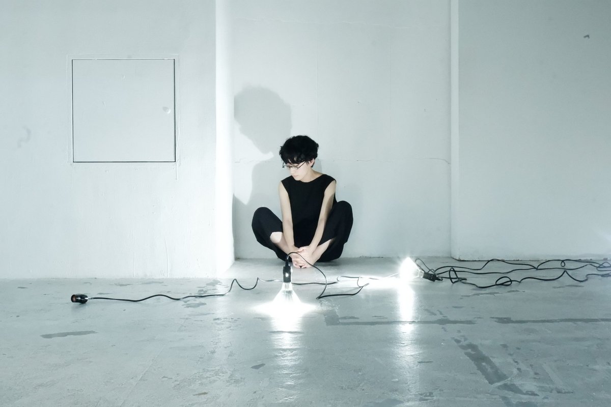 n2_official's tweet photo. N₂ Tab.13 無響室、京都のMEDIA SHOP gallery 1にて二日間のワーク・イン・プログレスが終了しました。本日より通常の展示となっておりますが、今週末土日もまた演劇のWIPがあります。12時オープン、20時クローズです。最終日の10月26日（日）は17時までとなります。https://t.co/Hvi99hZnir #more_ex https://t.co/fSTcA443kz