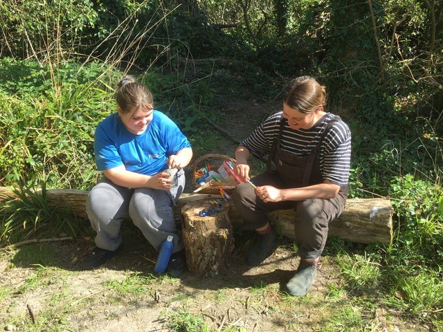 TheBuddingFD's tweet image. Recently donated funds for #Steyning Downland Schemes' work with #YoungCarers. Project enables them to connect with nature, meet peers &amp;amp; get support 😃&amp;amp; Founder Clive Gravett pict with Carly, Sussex Day Nursery #hassocks with our donation of @TatesGCs bulbs &amp;amp; plants for planting