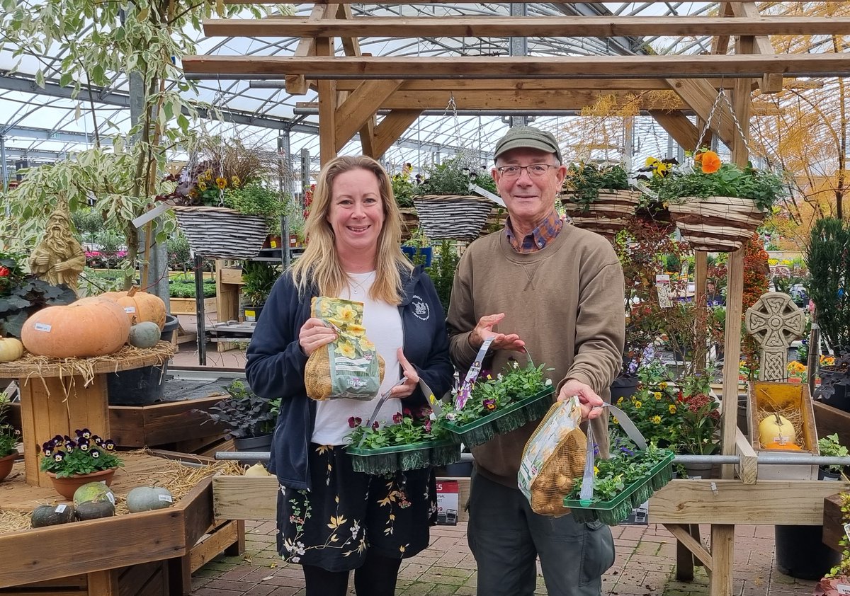 TheBuddingFD's tweet image. Recently donated funds for #Steyning Downland Schemes' work with #YoungCarers. Project enables them to connect with nature, meet peers &amp;amp; get support 😃&amp;amp; Founder Clive Gravett pict with Carly, Sussex Day Nursery #hassocks with our donation of @TatesGCs bulbs &amp;amp; plants for planting