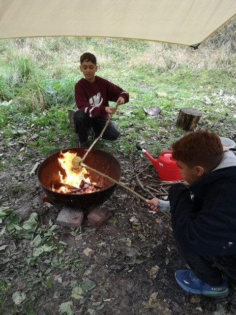 TheBuddingFD's tweet image. Recently donated funds for #Steyning Downland Schemes' work with #YoungCarers. Project enables them to connect with nature, meet peers &amp;amp; get support 😃&amp;amp; Founder Clive Gravett pict with Carly, Sussex Day Nursery #hassocks with our donation of @TatesGCs bulbs &amp;amp; plants for planting