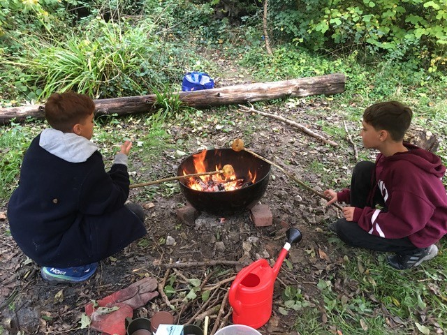 TheBuddingFD's tweet image. Recently donated funds for #Steyning Downland Schemes' work with #YoungCarers. Project enables them to connect with nature, meet peers &amp;amp; get support 😃&amp;amp; Founder Clive Gravett pict with Carly, Sussex Day Nursery #hassocks with our donation of @TatesGCs bulbs &amp;amp; plants for planting