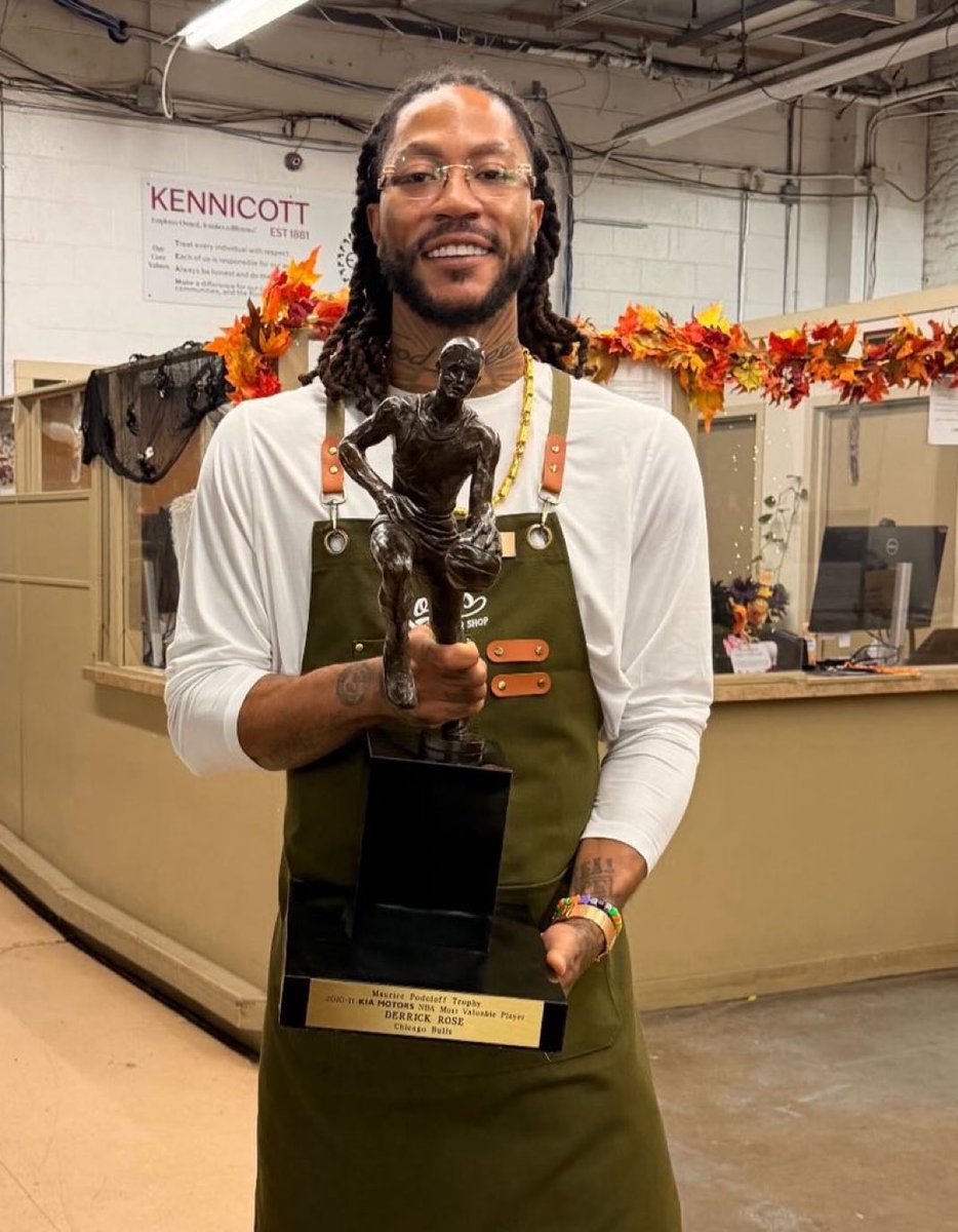 Derrick Rose, con su trofeo MVP 13 años después 🥺