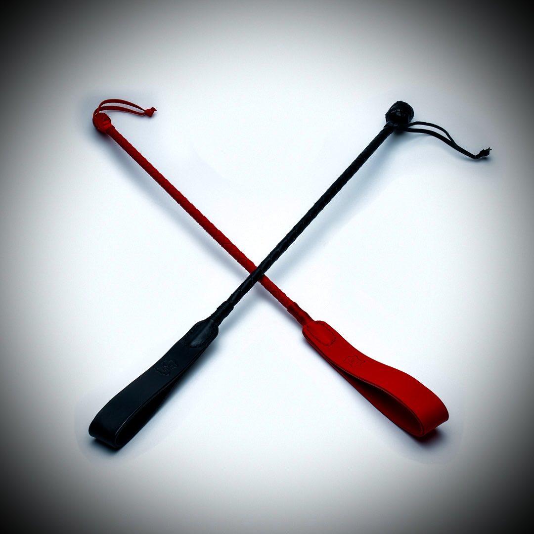 EyLWhipmakers's tweet photo. Fusta trenzada en piel con núcleo de fibra de vidrio.
Atizador doble cosido para un equilibrio perfecto entre control y deseo
65 cm de pura precisión
Categoría: Disciplina Dureza media.

#ELWhipmakers #BDSMArt #LeatherCraft #Disciplina #FetishDesign #HechoAMano #LeatherObsession https://t.co/tDMuA4wwHs