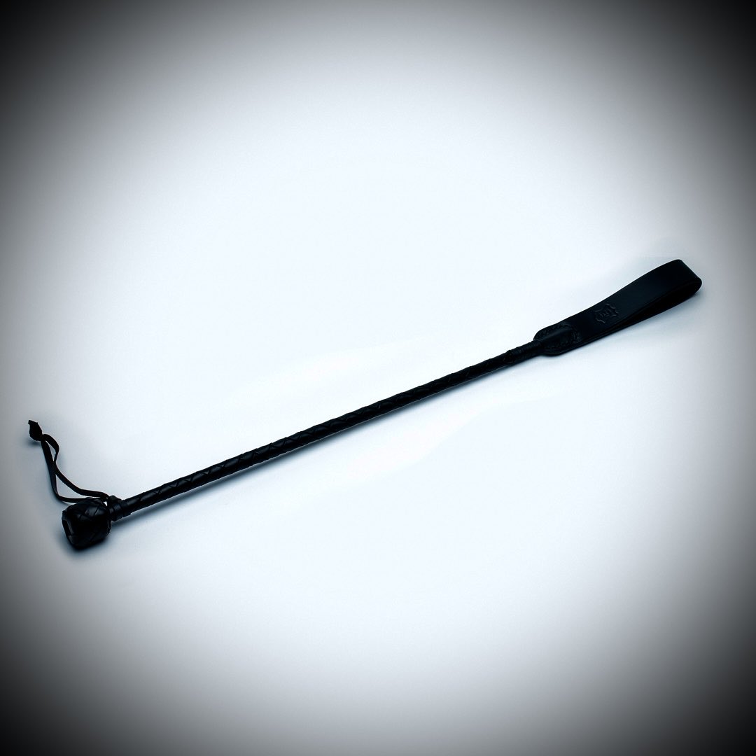 Fusta trenzada en piel con núcleo de fibra de vidrio.
Atizador doble cosido para un equilibrio perfecto entre control y deseo
65 cm de pura precisión
Categoría: Disciplina Dureza media.

#ELWhipmakers #BDSMArt #LeatherCraft #Disciplina #FetishDesign #HechoAMano #LeatherObsession