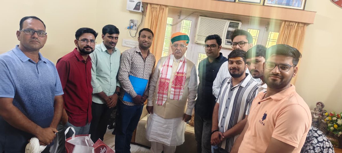 आज दीपावली के अवसर पर बीकानेर की टीम ने केंद्रीय कानून एवं न्याय मंत्री <a href="/arjunrammeghwal/">Arjun Ram Meghwal</a>  साहब से मिलकर लाईबेरियन थर्ड ग्रेड  भर्ती के बारे में बात की तब उन्होंने दिया कुमारी जी से बात की उन्होंने आश्वासन दिया है कि जल्दी आपकी फाइल को वित्तीय स्वीकृति मिल जाएगी।