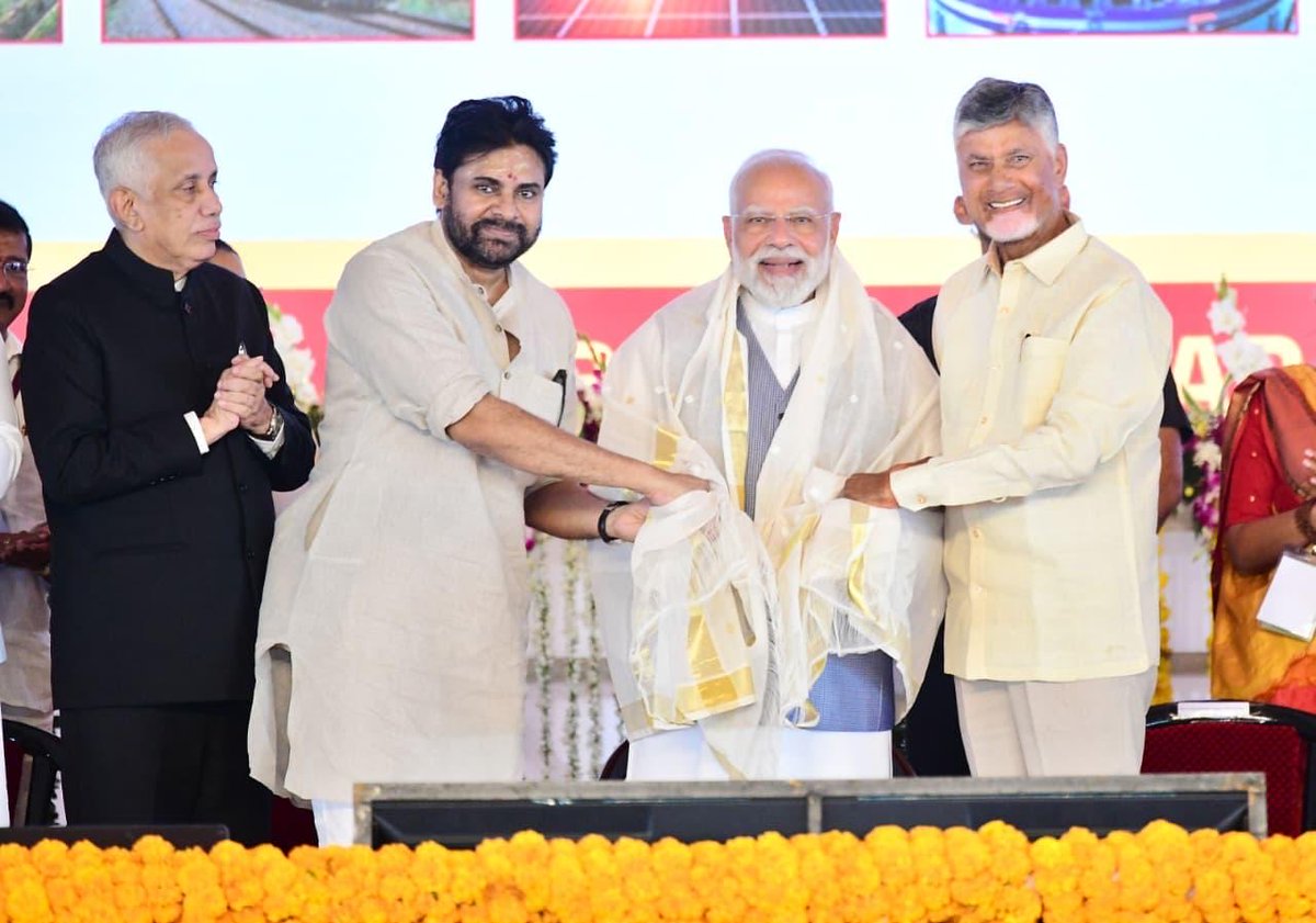 ABJSYUVATHA's tweet photo. సూపర్ జీఎస్టీ - సూపర్ సేవింగ్స్ సభలో గౌరవ ప్రధానమంత్రి శ్రీ @narendramodi గారితో కలిసి పాల్గొన్న గౌరవ ముఖ్యమంత్రివర్యులు శ్రీ @ncbn గారు, జనసేన పార్టీ అధ్యక్షులు గౌరవ ఉప ముఖ్యమంత్రివర్యులు శ్రీ @PawanKalyan గారు. https://t.co/Ggx0ALQRAF