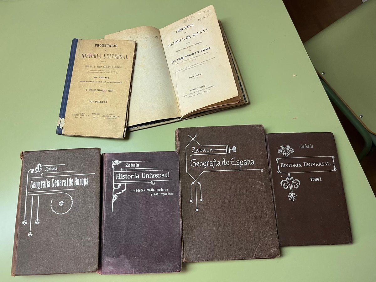 IES_S_Isidro's tweet photo. Y los prontuarios de historia del profesor del siglo XIX, Félix Sánchez y Casado, que son guías de consulta rápida de los acontecimientos históricos más relevantes. https://t.co/vrhEfNHlp8