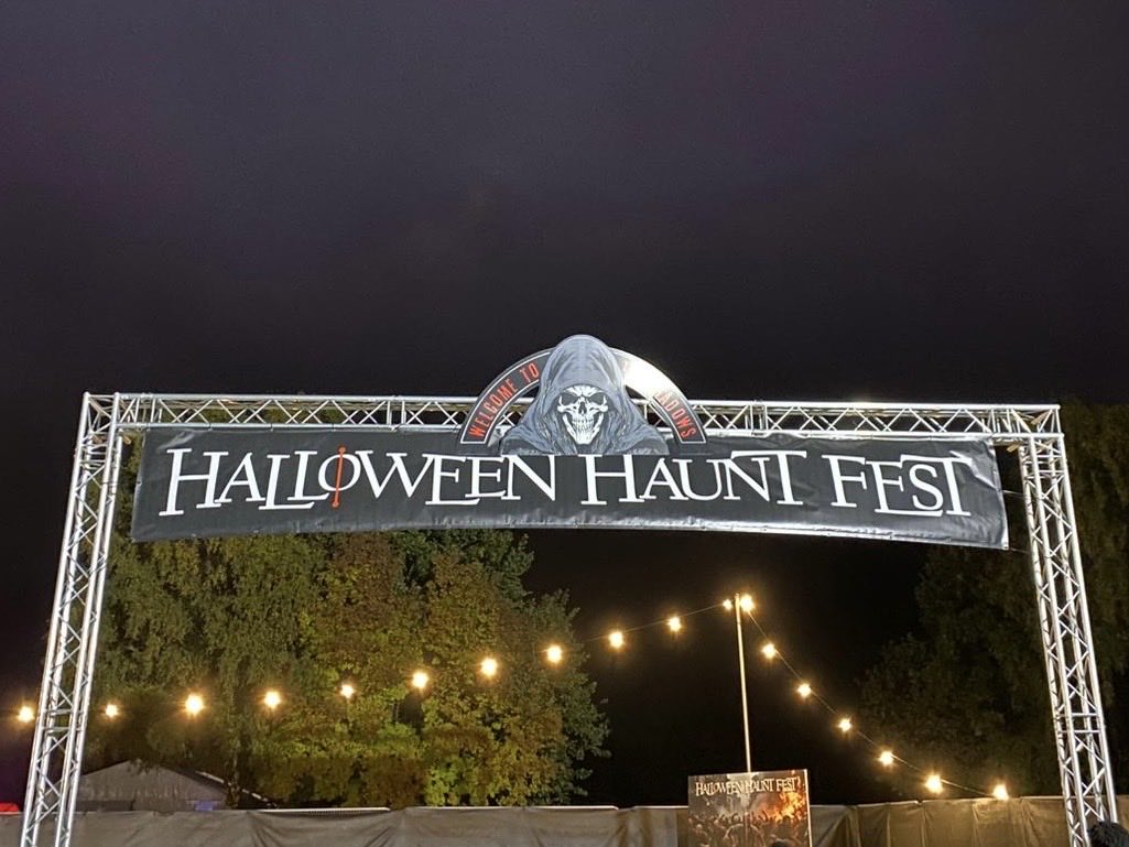 Yesterday, we visited Halloween Haunt Fest.

This is a new event which has four scare mazes. Two of them are based on original concepts and the other two are based on intellectual properties.

A full review of this event will be published soon on the Theme Park Jam website.

#AD