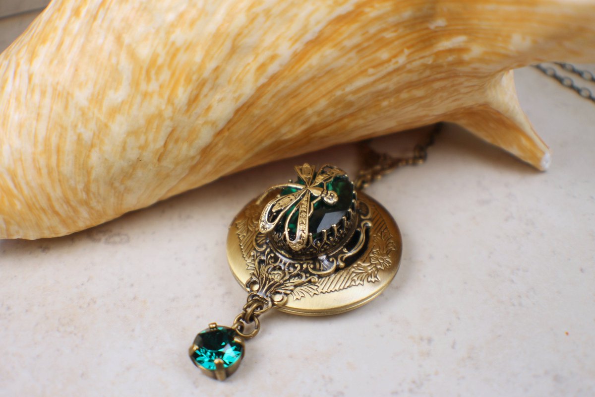 charsfavorite's tweet image. Capture cherished memories with our stunning Emerald Swarovski Crystal Photo Locket featuring a delicate dragonfly, yours for just $75. Elevate your accessory game today! #JewelryDesign #CreativeStyle

Shop Now charsfavoritethings.com/products/6emer…
