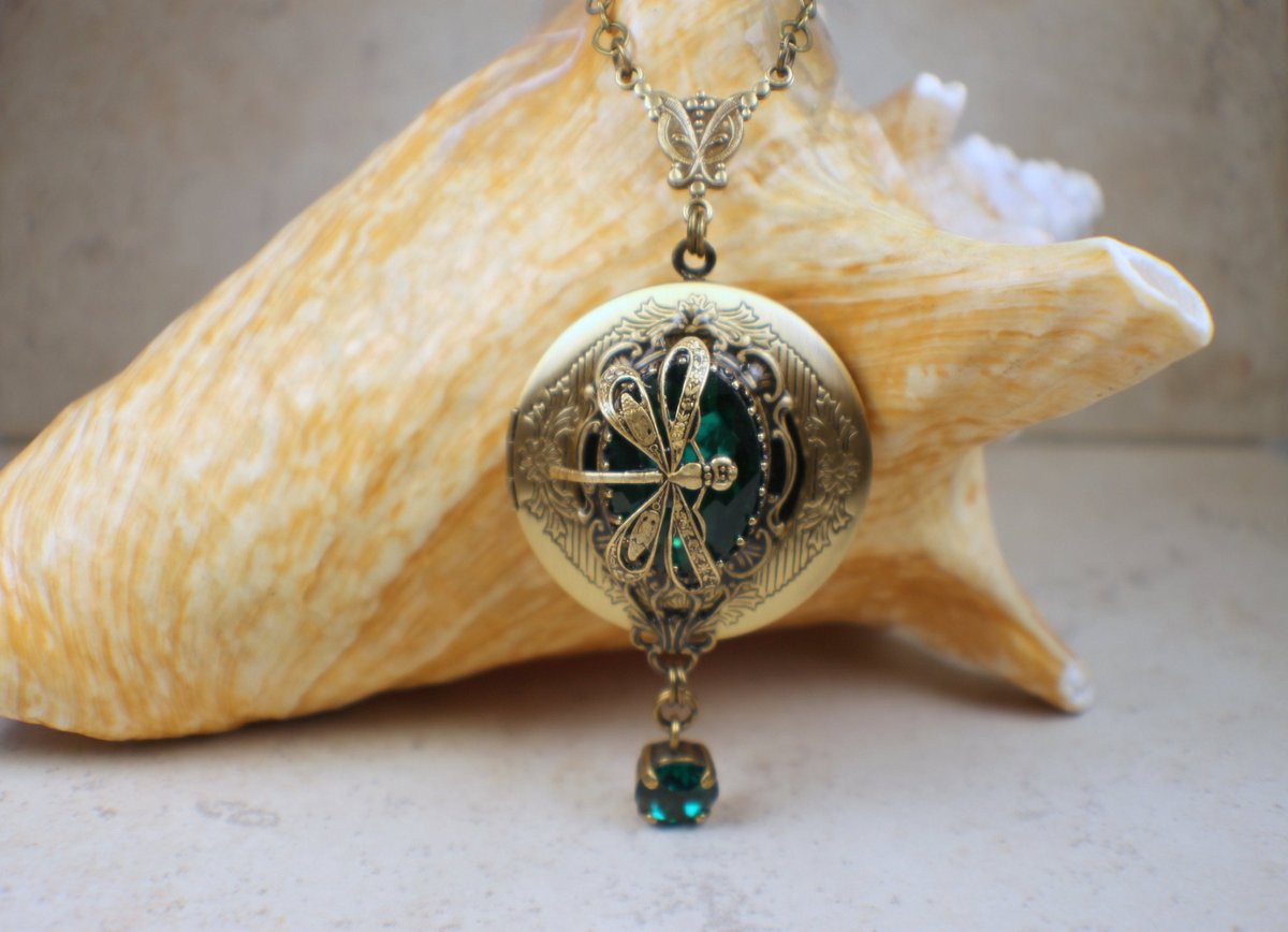 charsfavorite's tweet image. Capture cherished memories with our stunning Emerald Swarovski Crystal Photo Locket featuring a delicate dragonfly, yours for just $75. Elevate your accessory game today! #JewelryDesign #CreativeStyle

Shop Now charsfavoritethings.com/products/6emer…