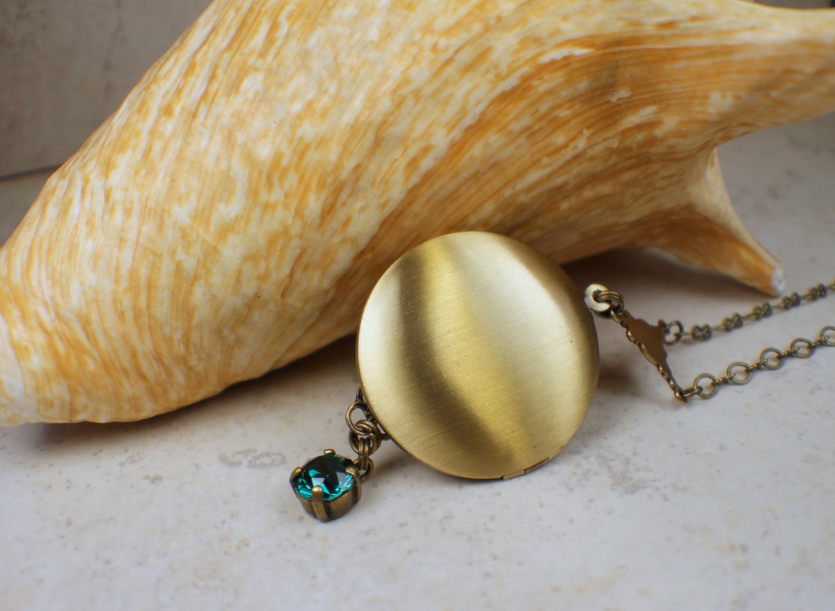 charsfavorite's tweet image. Capture cherished memories with our stunning Emerald Swarovski Crystal Photo Locket featuring a delicate dragonfly, yours for just $75. Elevate your accessory game today! #JewelryDesign #CreativeStyle

Shop Now charsfavoritethings.com/products/6emer…