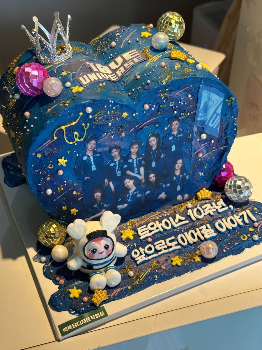 트와이스 10주년, 앞으로도 이어질 이야기.
HAPPY TWICE 10TH ANNIVERSARY!

ONCE ❤️ TWICE

#ONCE #원스 #TWICE #트와이스 #10VE_UNIVERSE #TEN_The_Story_Goes_On #MEplusYOU #TWICE_10th_Anniversary