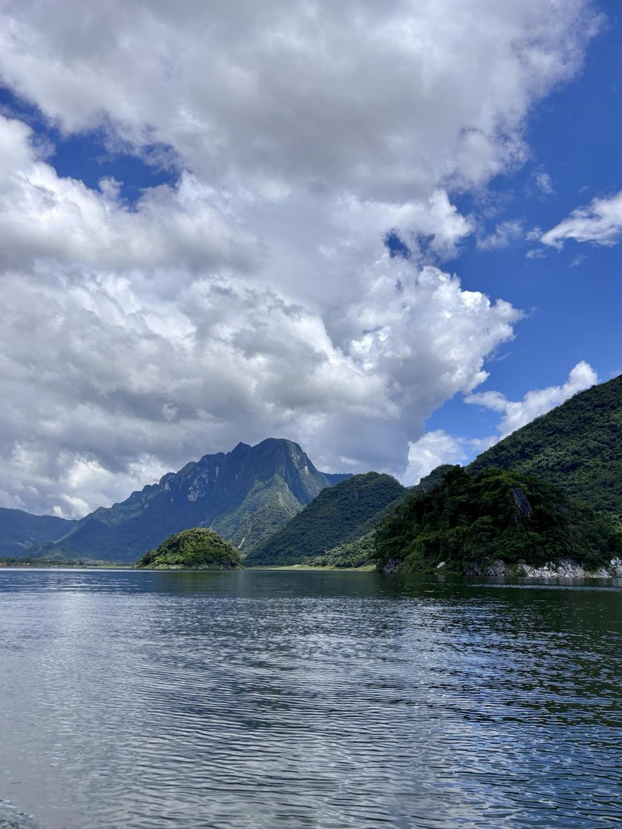 An inviting escape: a secluded camping location in Dongfang, Hainan.
What a discovery! A secluded camping spot, hidden in the mountains of Dongfang, Hainan.With its clear waters, green hills, and vibrant greenery.  With its lush green fields, it's the perfect picturesque spot for