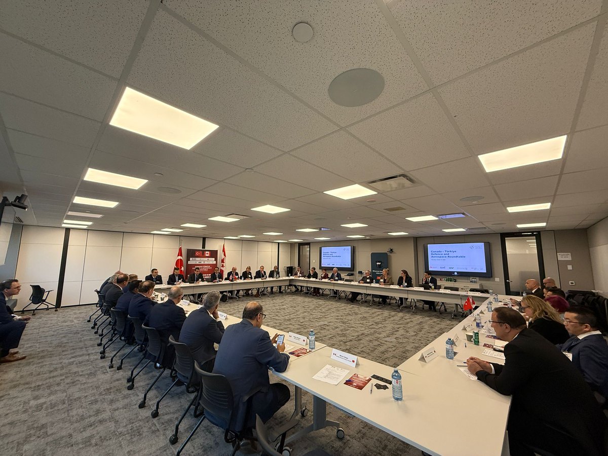 deikiletisim's tweet photo. Türkiye-Kanada İş Konseyimiz, Mehmet Yılmaz başkanlığında Kanada'nın Toronto şehrine heyet ziyareti gerçekleştirdi. 

Savunma sanayii alanında düzenlenen heyet ziyaretinde @TC_OttavaBE Büyükelçimiz Can Dizdar ve @TC_TorontoBK Başkonsolosumuz Can Yoldaş'ın katılımlarıyla, 

🔹International Economic Forum of the Americas (IEFA) tarafından düzenlenen Toronto Global Forum (TGF)'da “Değişen Küresel Düzende Savunmanın Geleceğini Şekillendirmek (Shaping the Future of Defense in an Evolving Global Landscape)” Panelini, 
🔹Ontario Chamber of Commerce (OCC) ve Kanada-Türkiye İş Konseyi (CTBC) iş birliğiyle Türkiye–Kanada Savunma Sanayii ve Havacılık Yuvarlak Masa Toplantısını gerçekleştirdi. 

Ziyaret sponsorlarımız, @kalegrubu, @roketsan ve @aselsan'a teşekkür ederiz. 

🇹🇷🇨🇦
#İşimizTicariDiplomasi