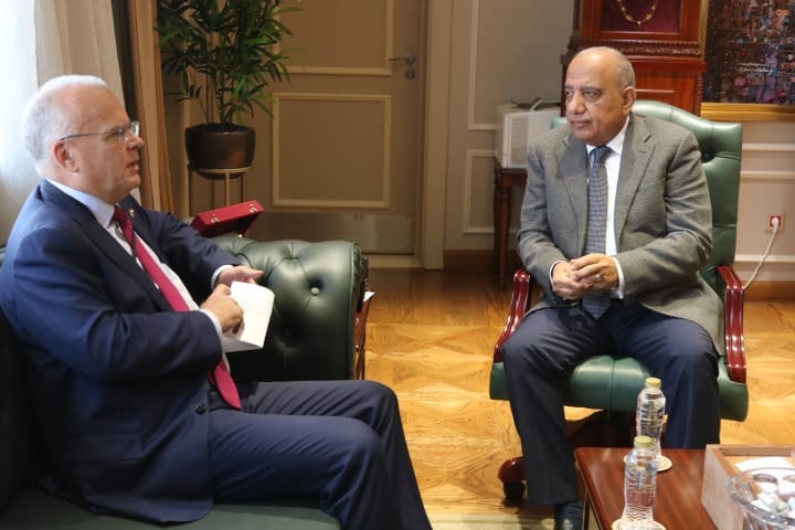 🇸🇪🤝🇪🇬
في لقاء يعكس عمق الشراكة بين السويد ومصر في مجال الطاقة المستدامة، استقبل الدكتور محمود عصمت، وزير الكهرباء والطاقة المتجددة، السفير داج يولين دنفليت، سفير مملكة السويد لدى القاهرة، بمقر الوزارة بالعاصمة الإدارية.

تم خلال اللقاء مناقشة سبل تعزيز التعاون في مجالات الكهرباء