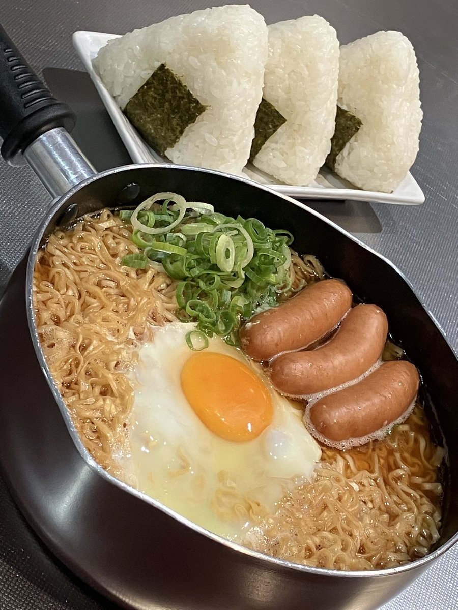 今日は鍋チキンラーメン&amp;おにぎりのセットを食べました。おいしかったです。