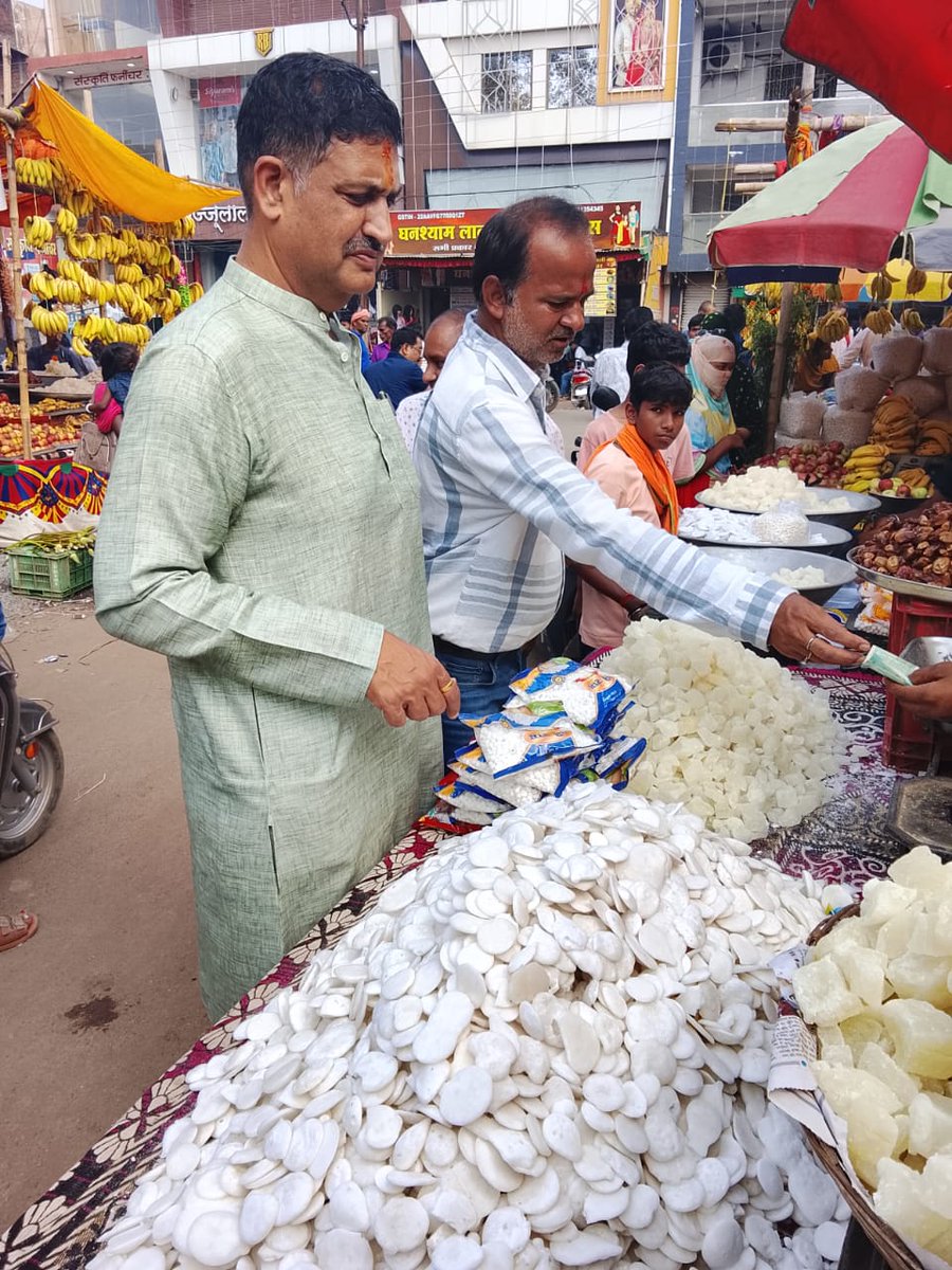 saurabhsinghcg's tweet photo. 🪔 स्वदेशी अपनाएं, आत्मनिर्भर भारत बनाएं 🇮🇳
अकलतरा शास्त्री चौक बाजार में दीपावली के अवसर पर मिट्टी के दीये,और पूजा का सामान खरीदते हुए —  कुम्हार भाइयों एवं कारीगरों के परिश्रम को सम्मान ✨
दीपावली की हार्दिक बधाई एवं शुभकामनाएं 
#स्वदेशी #आत्मनिर्भरभारत #Diwali2025 #Aklatra #ShastriChowk #VocalForLocal