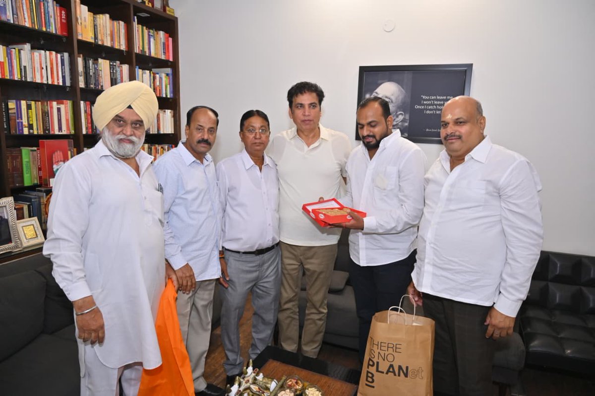 आज दीपावली के शुभ अवसर पर कांग्रेस परिवार के साथियों ने आवास पर आकर शुभकामनाएँ दीं।

सभी साथियों का हार्दिक आभार और आप सभी को दीपों के इस पर्व की ढेरों शुभकामनाएँ। 

#HappyDiwali