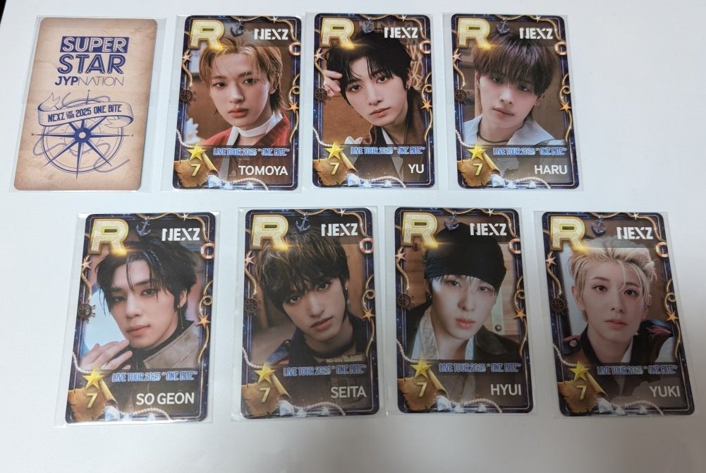 Ayrisu_NEXZ's tweet image. 信じてたよシュスジェ✨

NEXZくんの海賊コンセプトが好きすぎたので7枚コンプで届けていただき大感謝！！☺️

皆かっこよき🥹

#SSJYP
#シュスジェ
#NEXZ
#OneBite