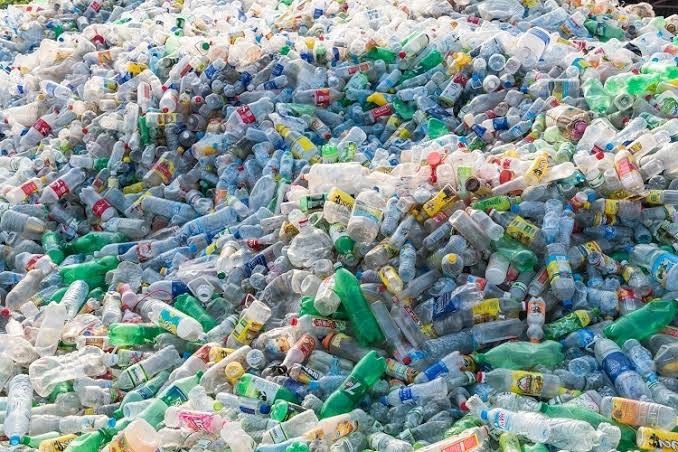 NigeriaStories's tweet photo. BREAKING NEWS: The Lagos State Government is inviting residents to turn household waste into cash as part of a renewed push to deepen recycling and keep the city clean. https://t.co/itAf4A3W8A