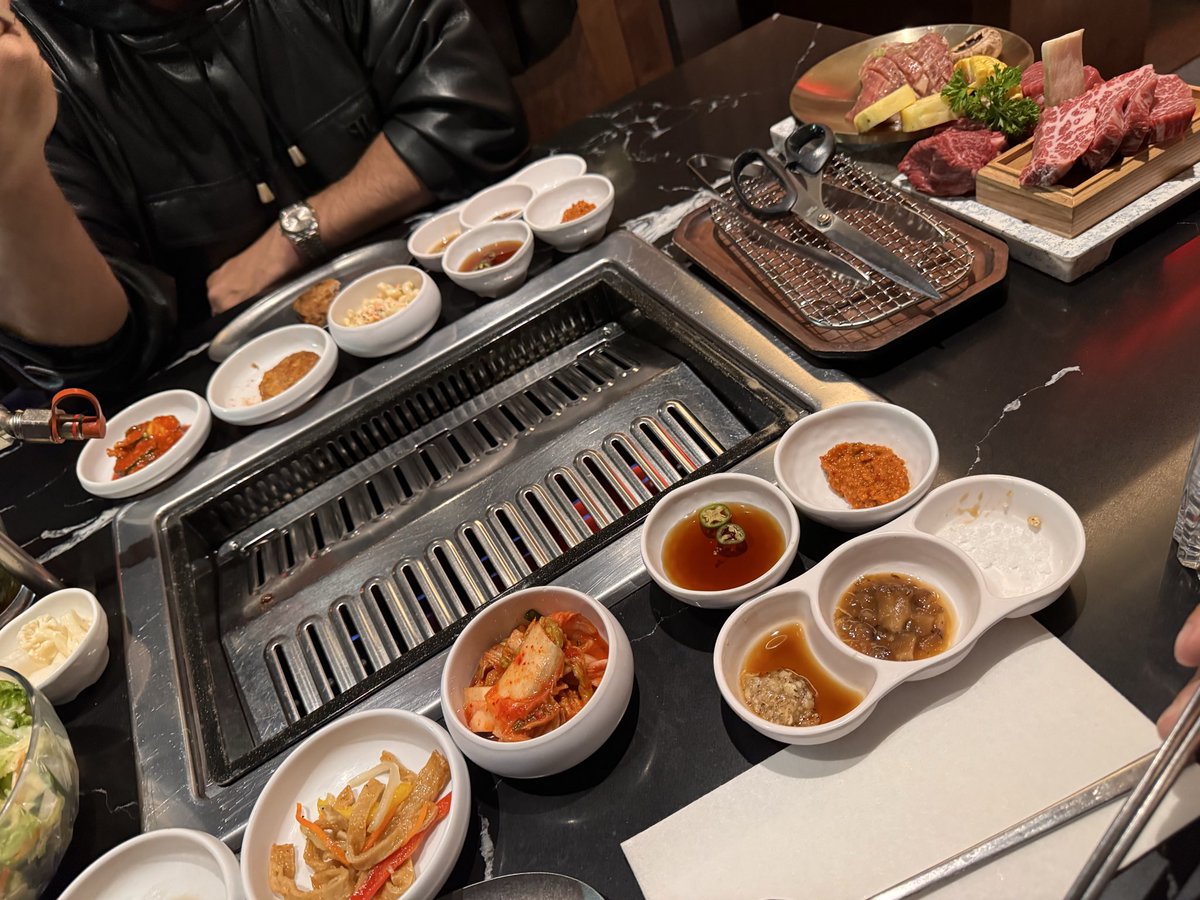 ThisIsBaeAstra's tweet photo. Foodie tour through K-Town 🥩 https://t.co/MooqmwhKfW