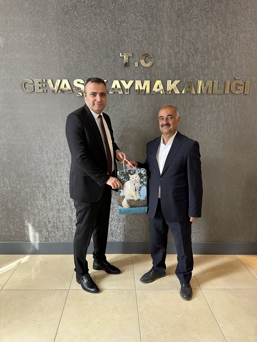 tcgevas's tweet photo. İlçe Kaymakamımız Bayram YILDIZ başkanlığında mahalle muhtarlar ile toplantı yapıldı.
Akabinde 19 Ekim Muhtarlar Günü nedeniyle  hediyeler dağıtıldı.
Yapılan toplantıda vatandaşlarımızın sorun, talep, önerileri dinlendi ve çözüm yolları dile getirildi. https://t.co/MgOpgDP91V