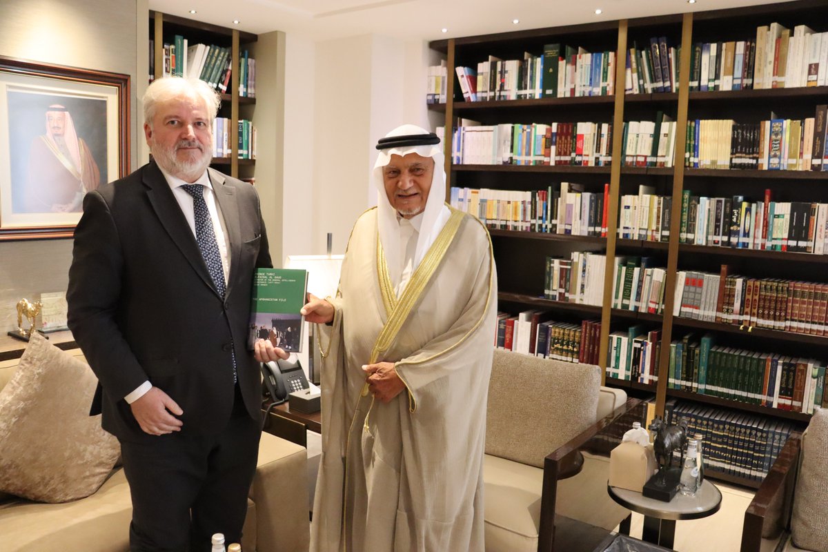 استقبل صاحب السمو الملكي الأمير تركي الفيصل رئيس مجلس إدارة #مركز_الملك_فيصل، في مكتبه بالمركز، سعادة سفير جمهورية صربيا لدى المملكة العربية السعودية دراجان بيزينيتش.