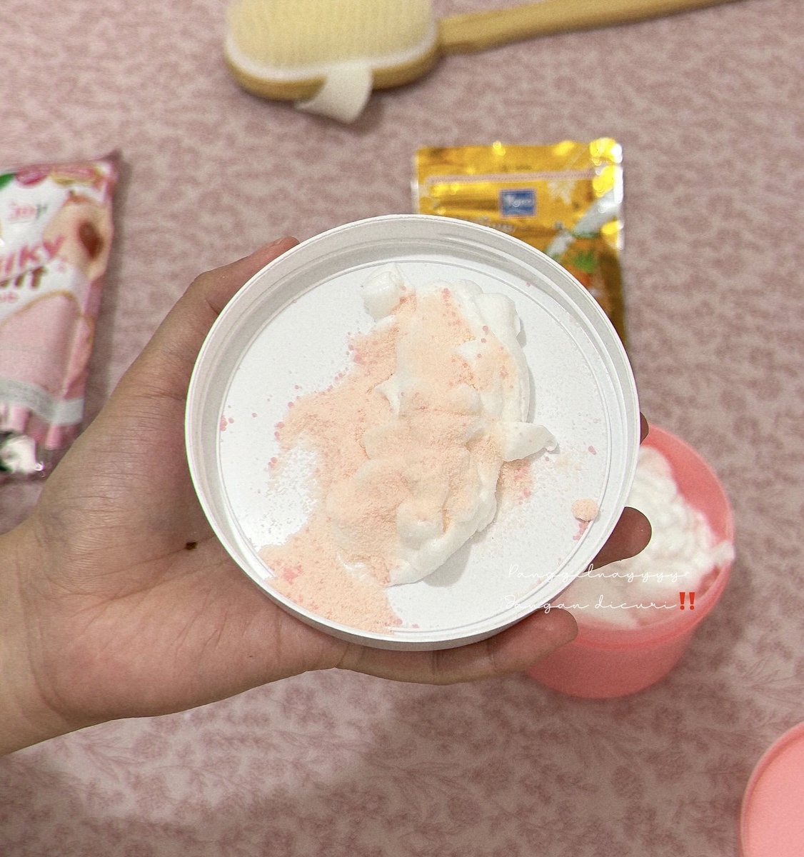 •• silky salt scrub

produk asli thailand yang bagus banget😖
🎀 s.shopee.co.id/9KZV0Cij2p

Joji Silky Salt Scrub varian Glutathione &amp; Peach ini tuh wangi buah fresh 🧏🏻‍♀️ Teksturnya butiran garam halus, jadi enak buat scrub-an tanpa bikin kulit sakit. Kandungan glutathione +