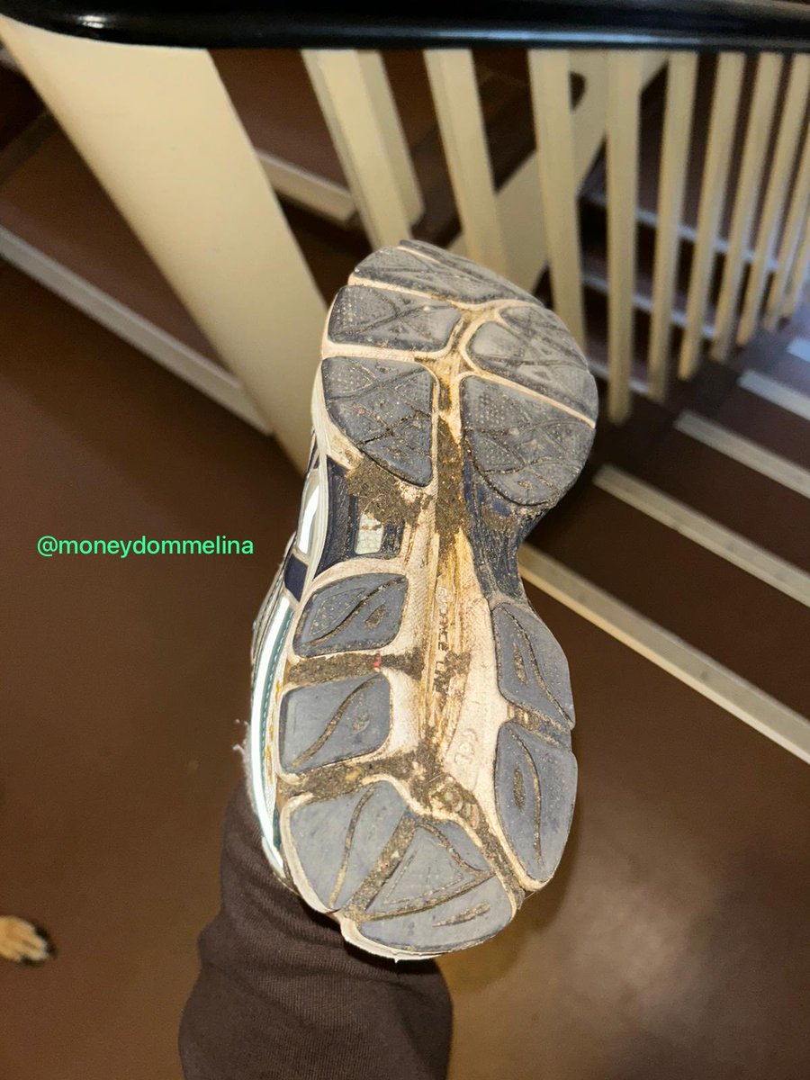 Heute Morgen bin ich in Hundescheiße getreten🤢
Du Versager wirst auch jetzt nicht zurückschrecken und bettelnd zu meinen Füßen knien, flehend darum bittend meine Schuhe säubern zu dürfen.. 🤭😂
Hab ich recht? 

Findom Femdom