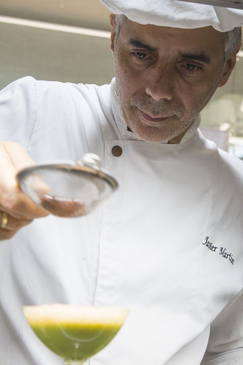 La esencia de Extremadura, en manos del Chef Javier Martín. ✨
Te invitamos a una nueva experiencia gastronómica: combinaciones únicas de vanguardia que te descubren la profundidad del #SaborExtremeño.
Ven a saborear la pasión.
➡️ Reserva: restaurantejaviermartin.com