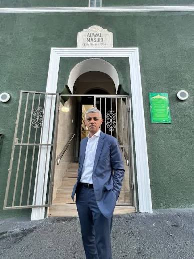 Mayor Sadiq Khan has finally been EXPOSED for covering up Pakistan Muslim rape gangs in London!

To think King Charles knighted this disgusting man!! He needs to be arrested and thrown in jail!! 

Traitor!!