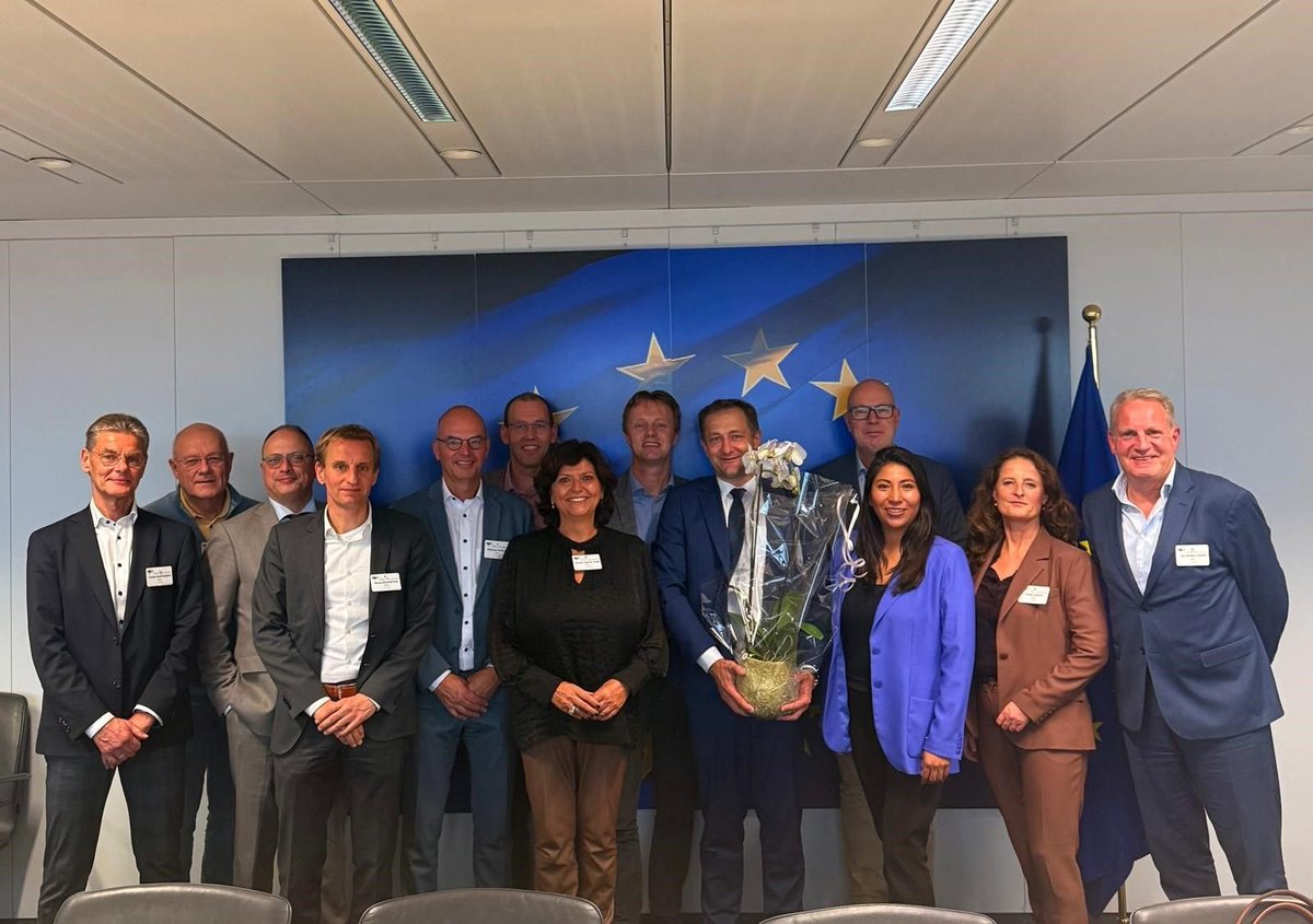 Valuable days in Brussels🇪🇺

Together with Plantum-members, Michiel Klompenhouwer (director #Plantum) met with European policymakers and partners to discuss the ambitions and challenges of the Dutch breeding and propagation sector.