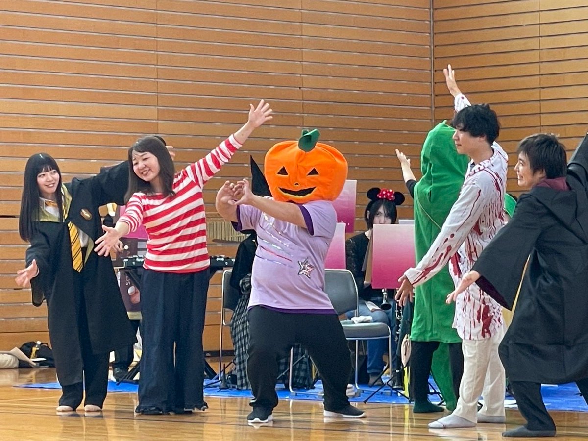 昨日は、えーるピア文化祭にて演奏をさせていただきました✨✨

ハロウィンも近いという事で、では一足早く仮装をして演奏しました🎃
各々個性が光り、仮装はバラバラでも演奏では心を一つに・・❣️

ご来場頂きました皆さま、ありがとうございました🎵
#吹奏楽団ゆうすい　#吹奏楽　#久留米