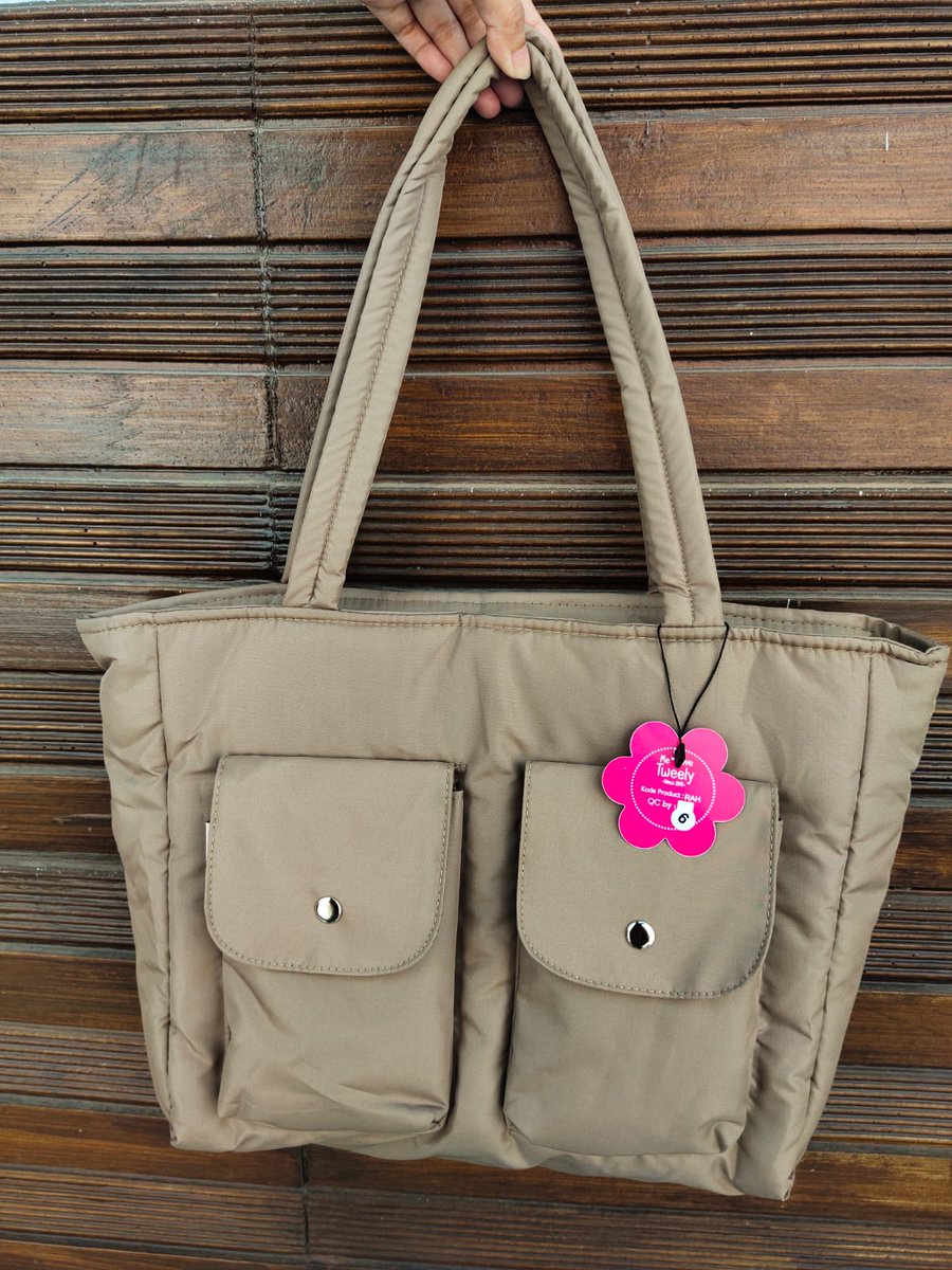 soowife_'s tweet photo. wts, totebagnya masii baru yaa, bukan preloved.. via shopee cuma 70k aja yuu https://t.co/Tx5xVrEynD