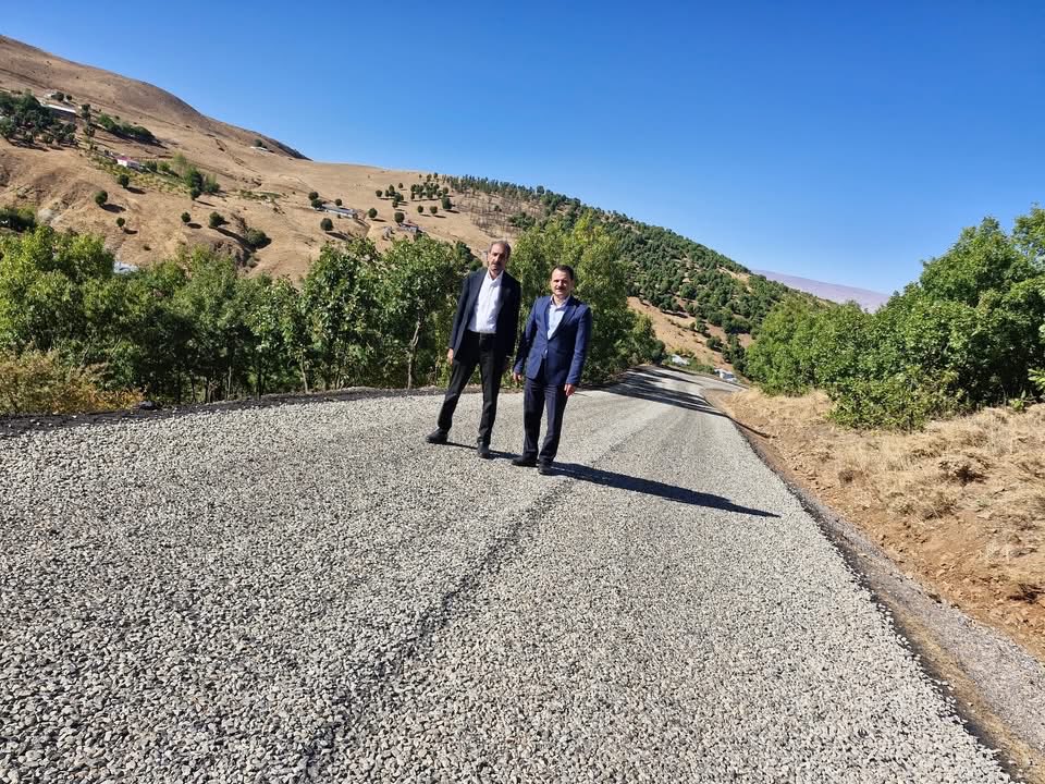 SolhanAkParti's tweet photo. 📍 Solhan | 2025 Yatırım Program

2025 yılı yatırım programı kapsamında Solhan Kaymakamlığı Köylere Hizmet Götürme Birliği ve Bingöl İl Özel İdaresi iş birliğiyle ilçemizde yürütülen 1. ve 2. kat sathi kaplama asfalt çalışmaları tamamlandı.

Bu kapsamda;
✅ Bozkanat Köyü Topluca Mezra Yolu
✅ Bozkanat Köyü Gört Mezra Yolu
✅ Asmakaya Köyü Karakol Mevkii Yolu
✅ Elmasırtı Köyü Kayabağ Mezrası Yolu
✅ Gelintepe Köyü Gültepe Mezrası Yolu
✅ Demirkapı Köyü Çataldere Mezrası Yolu
✅ Demirkapı Köyü Dikkaya Mezrası Yolu
✅ Dilektepe Köyü Kardeşler Mezrası Yolu
✅ Sükyan Köyü Karyağdı Mezrası Yolu
✅ Sükyan Köyü Akyürek Mezrası Yolu
✅ Oymapınar Köyü Haliller Mezrası Yolu
✅ Sülünkaş Köyü Oluklu ve Bıdır Mezraları Yolu
✅ Yenidal Köyü Sarıbaşak Mezrası Yolu
✅ Yenidal Köyü Yayladüzü Mezrası Yolu
✅ Murat Köyü Beşevler Mevkii Yolu
✅ Tarhan Köyü Samanlı Mezrası Yolu
✅ Hazarşah Köyü Göl Mezrası Yolu
✅ Yenibaşak Köyü Yolu
✅ Oymapınar Köyü Haliden Mezrası Yolu
✅ Oymapınar Köyü Mordere Mezrası Yolu
✅ Murat Köyü Alak Mezrası ve Dört Parmak Mevkii Yolu
✅ Dilektepe Köyü – Şimşirpınar Köyü Çıkrıklı Mezrası Yolu
✅ Yenidal Köyü Eski Köy Mezrası Yolu
✅ Gelintepe Köyü Parke Taşı Yapımı
✅ Gençtavus Köyü Örencik Mezrası İçme Suyu Onarımı
✅ Yiğitharman Köyü Ek İçme Suyu Bağlantı Yapımı
✅ Asmakaya Köyü İki Su Deposu Onarımı
✅ Aslanbeyli Köyü Ballı Mezrası İçme Suyu Yapımı

olmak üzere toplam 50 kilometre yol yapımı tamamlanarak vatandaşlarımızın hizmetine sunulmuştur.

AK Parti Solhan İlçe Başkanlığı olarak;
projelerin hayata geçirilmesinde emeği geçen başta Cumhurbaşkanı Yardımcımız Cevdet Yılmaz’a,
Bingöl Milletvekillerimiz Feyzi Berdibek ve Zeki Korkutata’ya,
Bingöl Valimiz Dr. Ahmet Hamdi Usta’ya,
Bingöl İl Özel İdaresi Genel Sekreterimiz Enes Üçgül’e,
AK Parti Bingöl İl Başkanımız Yılmaz Seven’e,
İlçe Başkanımız Ziya Ataş’a,
İl Genel Meclisi Başkanımız Nihat Doğu’ya
ve İl Genel Meclisi Üyemiz Kazım Uslu’ya katkı ve desteklerinden dolayı teşekkür ediyoruz.

İlçemize, köylerimize ve hemşehrilerimize hayırlı olsun.

Solhan’da Hizmet Var, Bereket Var, AK Parti Var!