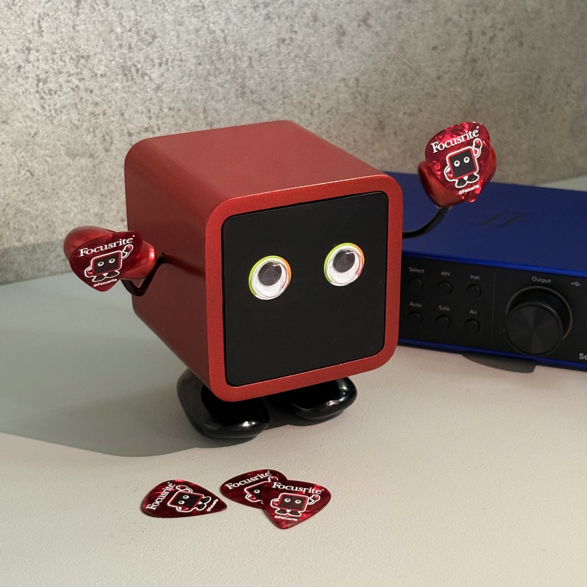 みんな〜〜見て見て〜✨
ボクピックを作ってもらっちゃったヨ🌸

かわいいでしょ‼️
とうぜんみんなも欲しいよネ❓👀

#フォーカスくん #Focusrite #オーディオインターフェース