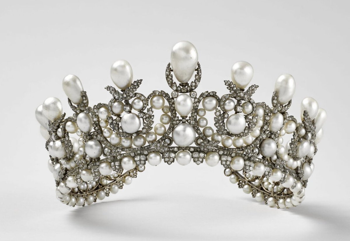 🇫🇷 FLASH | La liste des bijoux VOLÉS lors du CAMBRIOLAGE du Louvre :

🔸 Diadème de l’impératrice Eugénie
🔸 Grand nœud de corsage de l’impératrice Eugénie
🔸 Broche, dite « broche reliquaire »
🔸 Diadème, collier et boucles d’oreilles de la parure de saphirs de la reine