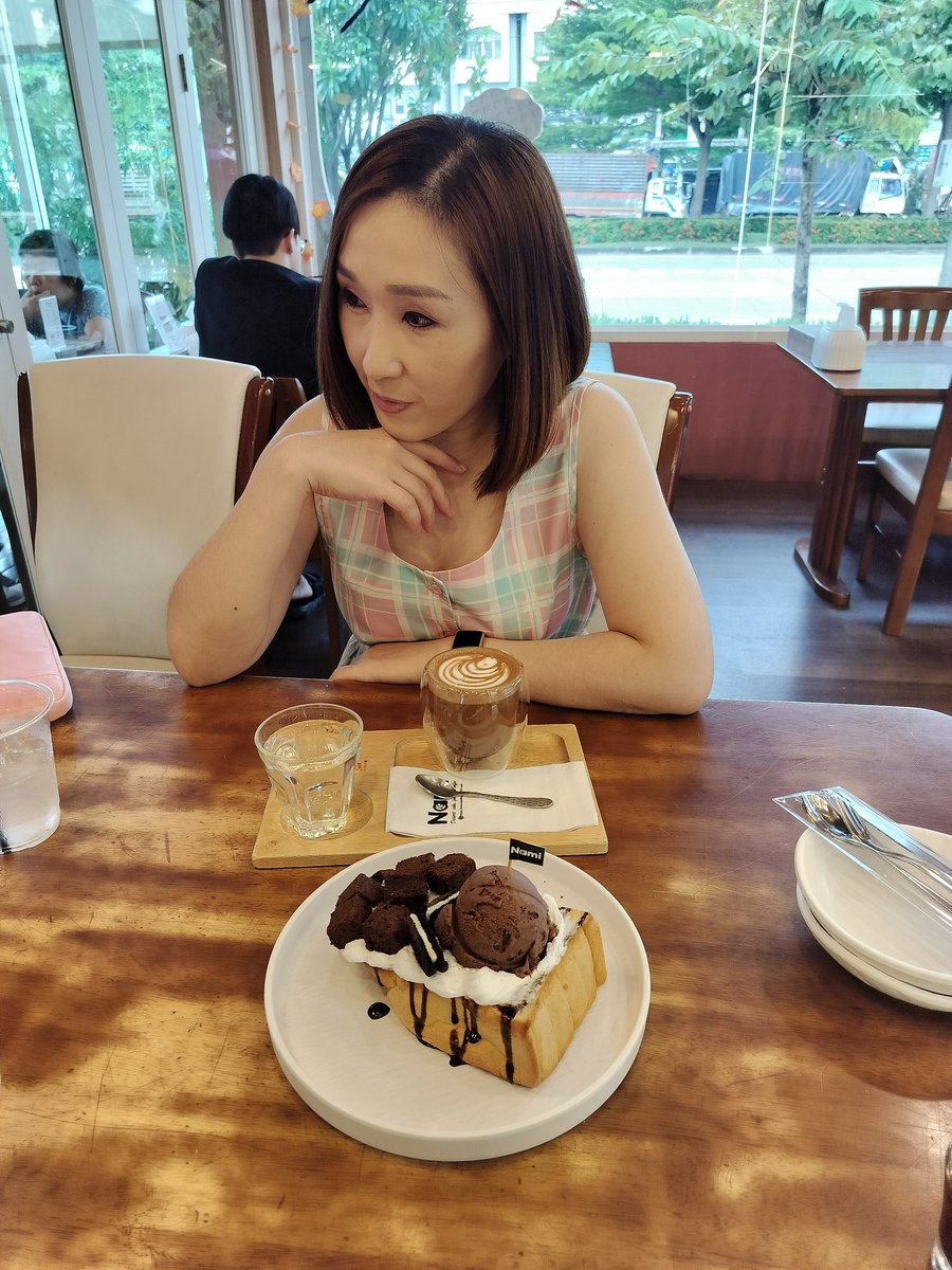 JoyJunno's tweet photo. หนีลูกมานั่งกินชิลๆ พักแล้วค่อยกลับไปเลี้ยงฟิวชันต่อ #เติบโตด้วยคาเฟอีน #เยียวยาด้วยของหวาน ✌🍨☕ https://t.co/DdegpqO39G