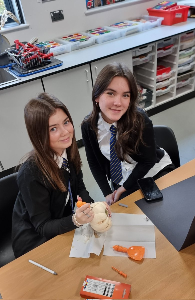 Croesyart1's tweet photo. Year 10 Photographers carving their pumpkins ready for their spooky shoot next lesson! #teamwork 🎃👻📷 @croesyschool @croesyEADOF @croesyheadteach https://t.co/PXtapTkowS