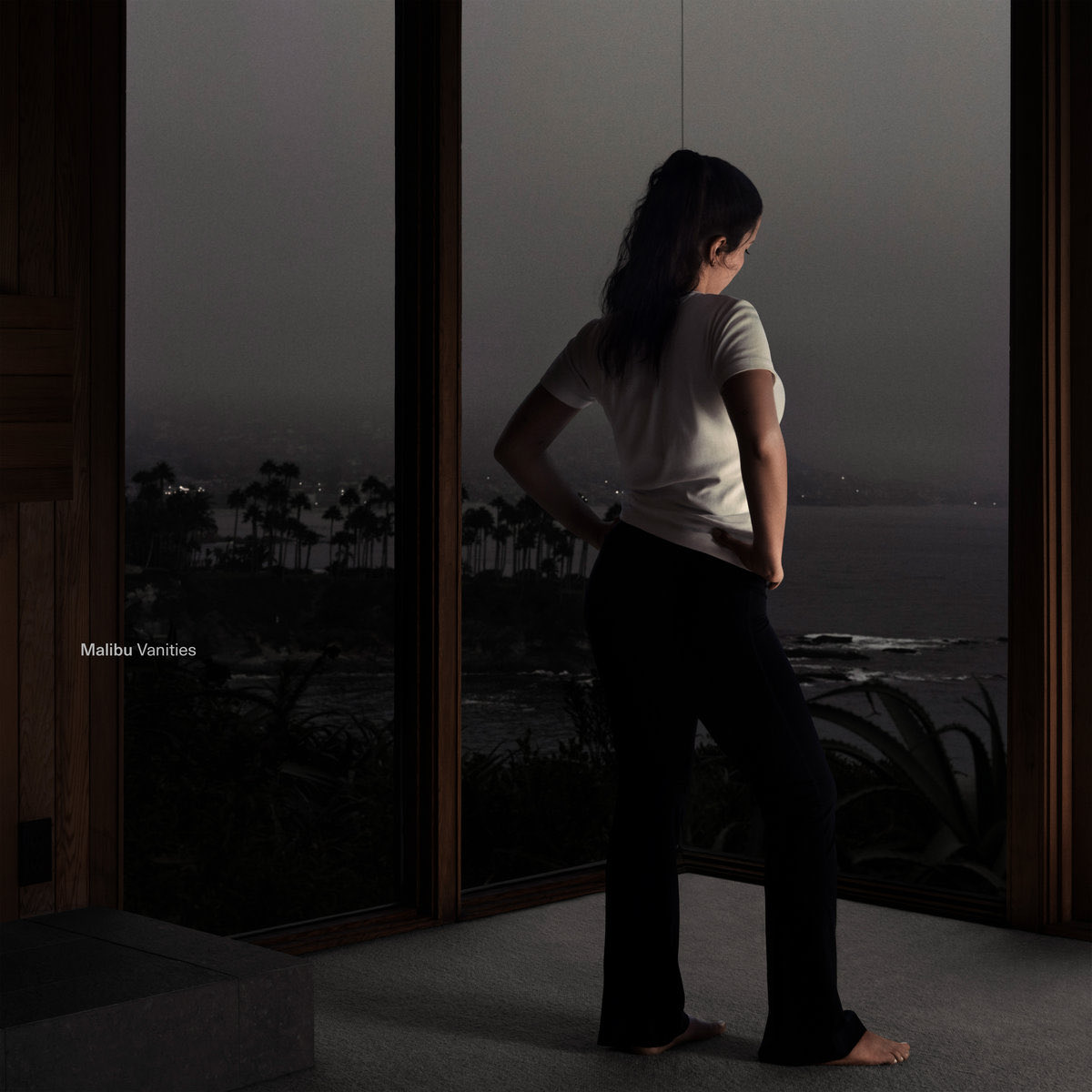 Komattel's tweet image. Malibu - Vanities [YEAR0001]

仏人プロデューサーMalibuことBarbara Bracciniのデビューアルバム。
これが実に見事なアンビエント作品となっており、深海で鳴らされているかのようなドローン・ミュージックだ。
同じフランスのOklouとはツアーを共にする関係なのだとか。

#今週の一枚