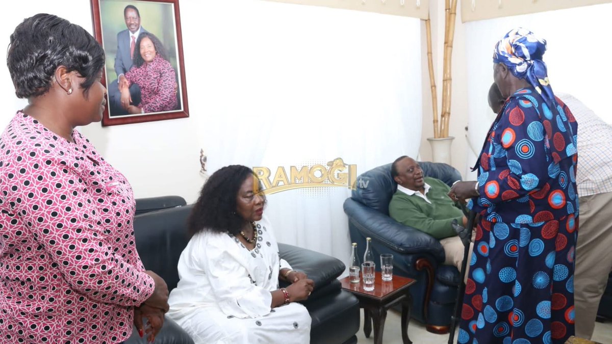 PropesaTV's tweet image. Uhuru is still chilling in Bondo with Raila’s family
